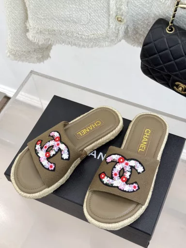 CHANE* | Chanel 25P Spring and Summer New ProductDouble C Hemp Rope Sole Fisherman SlippersEvery year I look forward to Chanel's Fisherman SlippersThe color is very summery and the style is really classicThis simple slipper is really beautiful!The classic double C logo is matched with a hemp rope bottomThe design is not only height-enhancing but also very comfortable to wear!The fabric is made of imported lambskinThe lining and foot pads are made of lambskin