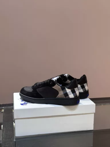 Burberry 2024 🆕Ss men's classic low-top sneakers, made of top-grain cowhide, decorated with a brand new brand logo. Top-grain cowhide pads, heels decorated with Burberry letter embossed logo, TPU original outsole