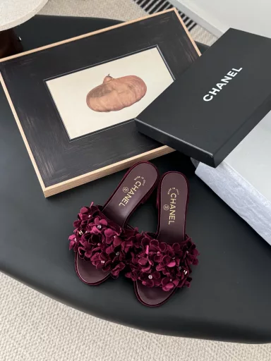 Chanel 25 new camellia slippersEach of the delicate flowers is decorated with a small crystal core. I would like to call it a star-studded hydrangea. It is very unique and fairy-like.This season's Mary Jane shoes are different from the previous semi-hollow lace-up design. It is a little playful and extremely comfortable.The white color is milky and looks very cute and girly.