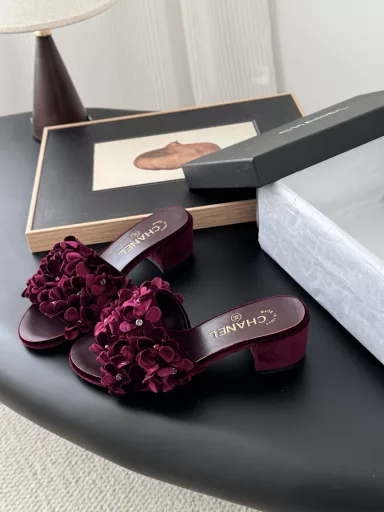 Chanel 25 new camellia slippersEach of the delicate flowers is decorated with a small crystal core. I would like to call it a star-studded hydrangea. It is very unique and fairy-like.This season's Mary Jane shoes are different from the previous semi-hollow lace-up design. It is a little playful and extremely comfortable.The white color is milky and looks very cute and girly.