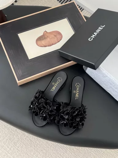 Chanel 25 new camellia slippersEach of the delicate flowers is decorated with a small crystal core. I would like to call it a star-studded hydrangea. It is very unique and fairy-like.This season's Mary Jane shoes are different from the previous semi-hollow lace-up design. It is a little playful and extremely comfortable.The white color is milky and looks very cute and girly.