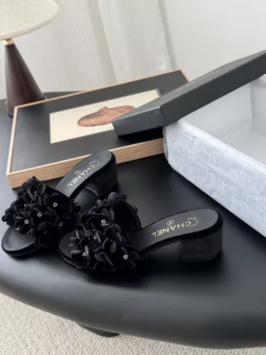 Chanel 25 new camellia slippersEach of the delicate flowers is decorated with a small crystal core. I would like to call it a star-studded hydrangea. It is very unique and fairy-like.This season's Mary Jane shoes are different from the previous semi-hollow lace-up design. It is a little playful and extremely comfortable.The white color is milky and looks very cute and girly.