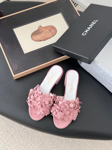 Chanel 25 new camellia slippersEach of the delicate flowers is decorated with a small crystal core. I would like to call it a star-studded hydrangea. It is very unique and fairy-like.This season's Mary Jane shoes are different from the previous semi-hollow lace-up design. It is a little playful and extremely comfortable.The white color is milky and looks very cute and girly.
