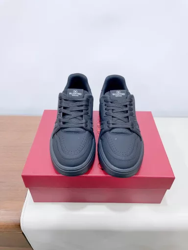 Valentino 2025 latest couple sneakers, the same style as celebrities, hot sale. Purchase and disassemble the original ZP. Repeated pattern making and modification. Strive to restore the original 1:1! Top luxury masterpiece, soft and comfortable, fashionable and casual, bringing excellent and elegant texture and excellent comfort on the feetTop purchasing version upper: imported calfskin surface/original oil edge processInner lining: water-dyed cowhide liningOutsole: original development 𝐓𝐏𝐔 two-color combination outsolePackaging: original configuration full set packaging