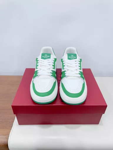 Valentino 2025 latest couple sneakers, the same style as celebrities, hot sale. Purchase and disassemble the original ZP. Repeated pattern making and modification. Strive to restore the original 1:1! Top luxury masterpiece, soft and comfortable, fashionable and casual, bringing excellent and elegant texture and excellent comfort on the feetTop purchasing version upper: imported calfskin surface/original oil edge processInner lining: water-dyed cowhide liningOutsole: original development 𝐓𝐏𝐔 two-color combination outsolePackaging: original configuration full set packaging