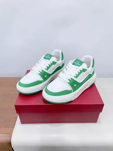Valentino 2025 latest couple sneakers, the same style as celebrities, hot sale. Purchase and disassemble the original ZP. Repeated pattern making and modification. Strive to restore the original 1:1! Top luxury masterpiece, soft and comfortable, fashionable and casual, bringing excellent and elegant texture and excellent comfort on the feetTop purchasing version upper: imported calfskin surface/original oil edge processInner lining: water-dyed cowhide liningOutsole: original development 𝐓𝐏𝐔 two-color combination outsolePackaging: original configuration full set packaging