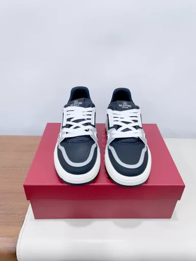 Valentino 2025 latest couple sneakers, the same style as celebrities, hot sale. Purchase and disassemble the original ZP. Repeated pattern making and modification. Strive to restore the original 1:1! Top luxury masterpiece, soft and comfortable, fashionable and casual, bringing excellent and elegant texture and excellent comfort on the feetTop purchasing version upper: imported calfskin surface/original oil edge processInner lining: water-dyed cowhide liningOutsole: original development 𝐓𝐏𝐔 two-color combination outsolePackaging: original configuration full set packaging