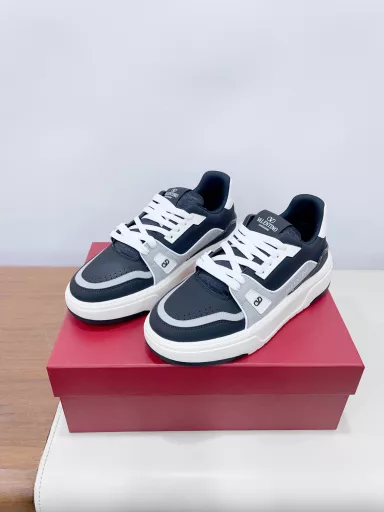 Valentino 2025 latest couple sneakers, the same style as celebrities, hot sale. Purchase and disassemble the original ZP. Repeated pattern making and modification. Strive to restore the original 1:1! Top luxury masterpiece, soft and comfortable, fashionable and casual, bringing excellent and elegant texture and excellent comfort on the feetTop purchasing version upper: imported calfskin surface/original oil edge processInner lining: water-dyed cowhide liningOutsole: original development 𝐓𝐏𝐔 two-color combination outsolePackaging: original configuration full set packaging