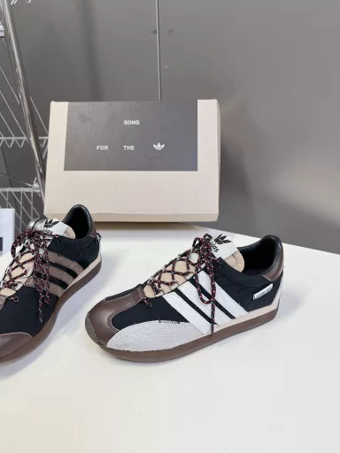 SFTM x adidas Adidas co-branded retro Gump shoes, same as JennieThis pair of shoes changed the previous impression of the single design style of Gump shoes, retaining the original shape, and the details are very in line with the current trendBut it also incorporates the owner's new understanding of Gump shoes and retro feelings. The overall feeling is brand newThe material is a little matte leather, full of retro style, looks very high-end, and the feeling after wearing it is very convex shape