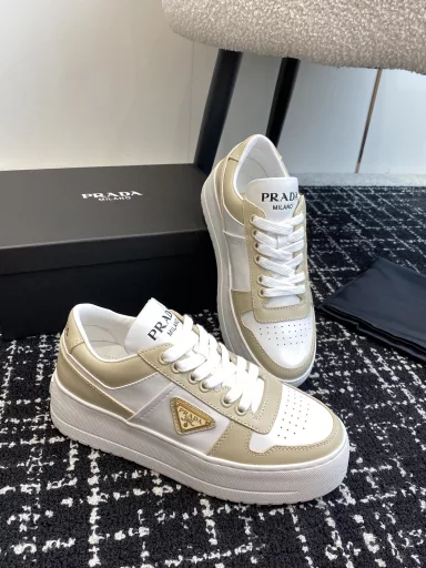 Prada 24ss thick sole white shoes casual sports shoes This sports shoe continues the timeless silhouette and is a new classic item. Made of calfskin, it is carefully crafted to enhance the style. The style is light and has a triangle buckle logo and a 5CM thick sole. It is suitable for all seasons and can be matched with various casual styles. In an era where various styles are flooding the eyeballs, the most long-term companion and the most popular style that captures people's hearts bit by bit is the white shoes.