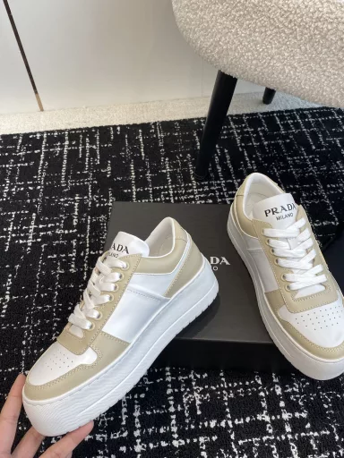 Prada 24ss thick sole white shoes casual sports shoes This sports shoe continues the timeless silhouette and is a new classic item. Made of calfskin, it is carefully crafted to enhance the style. The style is light and has a triangle buckle logo and a 5CM thick sole. It is suitable for all seasons and can be matched with various casual styles. In an era where various styles are flooding the eyeballs, the most long-term companion and the most popular style that captures people's hearts bit by bit is the white shoes.