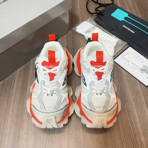 Balenciaga CARGO round-toe lace-up Bigfoot.Balenciaga created a pair of shoes that are born for wide-leg Cargo. In terms of appearance design, in addition to the 