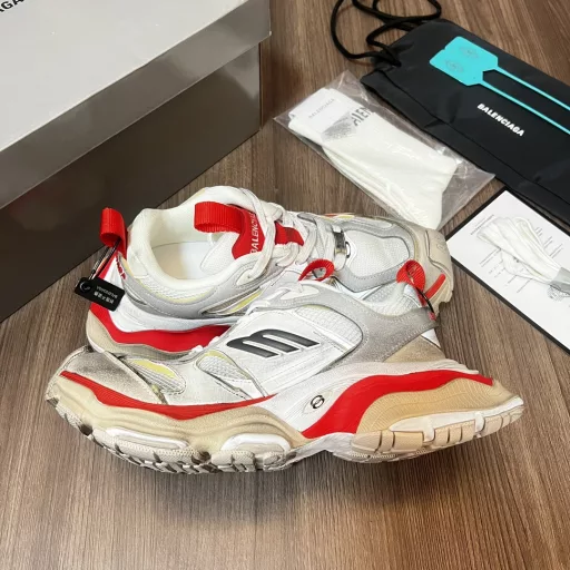 Balenciaga CARGO round-toe lace-up Bigfoot.Balenciaga created a pair of shoes that are born for wide-leg Cargo. In terms of appearance design, in addition to the 