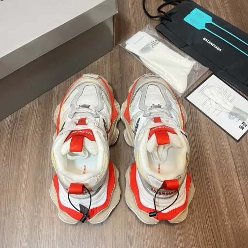 Balenciaga CARGO round-toe lace-up Bigfoot.Balenciaga created a pair of shoes that are born for wide-leg Cargo. In terms of appearance design, in addition to the 