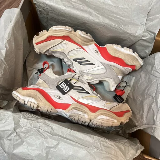 Balenciaga CARGO round-toe lace-up Bigfoot.Balenciaga created a pair of shoes that are born for wide-leg Cargo. In terms of appearance design, in addition to the 