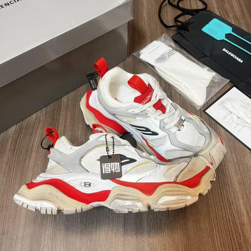 Balenciaga CARGO round-toe lace-up Bigfoot.Balenciaga created a pair of shoes that are born for wide-leg Cargo. In terms of appearance design, in addition to the 