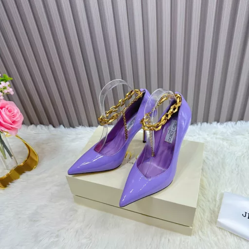 JIMMY CHOO💝💝💝 is a very comprehensive and distinguished fashion lifestyle brand. It has the same straps as the ladies' high-heeled, mid-heeled, and flat-heeled sandals worn by big fashion bloggers and celebrities in Hong Kong and the United States.Australian pointed toe, round toe, and square toe series are simply beautiful. Fall in love with elegance and playful futuristic feeling. You want to have them immediately after just one look, but a pair of exquisite high heels is something you can think about~ …