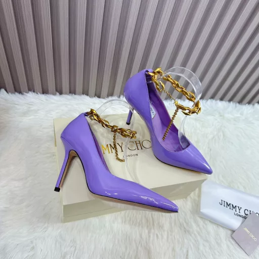 JIMMY CHOO💝💝💝 is a very comprehensive and distinguished fashion lifestyle brand. It has the same straps as the ladies' high-heeled, mid-heeled, and flat-heeled sandals worn by big fashion bloggers and celebrities in Hong Kong and the United States.Australian pointed toe, round toe, and square toe series are simply beautiful. Fall in love with elegance and playful futuristic feeling. You want to have them immediately after just one look, but a pair of exquisite high heels is something you can think about~ …