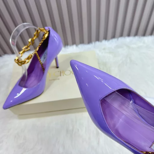 JIMMY CHOO💝💝💝 is a very comprehensive and distinguished fashion lifestyle brand. It has the same straps as the ladies' high-heeled, mid-heeled, and flat-heeled sandals worn by big fashion bloggers and celebrities in Hong Kong and the United States.Australian pointed toe, round toe, and square toe series are simply beautiful. Fall in love with elegance and playful futuristic feeling. You want to have them immediately after just one look, but a pair of exquisite high heels is something you can think about~ …