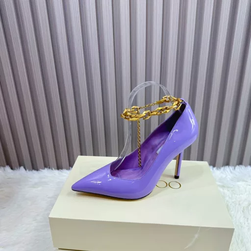 JIMMY CHOO💝💝💝 is a very comprehensive and distinguished fashion lifestyle brand. It has the same straps as the ladies' high-heeled, mid-heeled, and flat-heeled sandals worn by big fashion bloggers and celebrities in Hong Kong and the United States.Australian pointed toe, round toe, and square toe series are simply beautiful. Fall in love with elegance and playful futuristic feeling. You want to have them immediately after just one look, but a pair of exquisite high heels is something you can think about~ …
