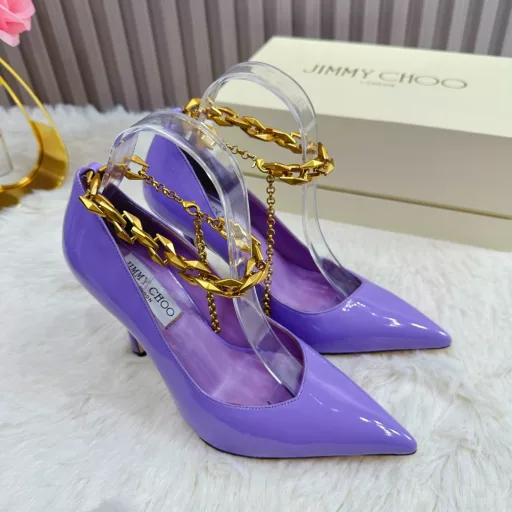 JIMMY CHOO💝💝💝 is a very comprehensive and distinguished fashion lifestyle brand. It has the same straps as the ladies' high-heeled, mid-heeled, and flat-heeled sandals worn by big fashion bloggers and celebrities in Hong Kong and the United States.Australian pointed toe, round toe, and square toe series are simply beautiful. Fall in love with elegance and playful futuristic feeling. You want to have them immediately after just one look, but a pair of exquisite high heels is something you can think about~ …