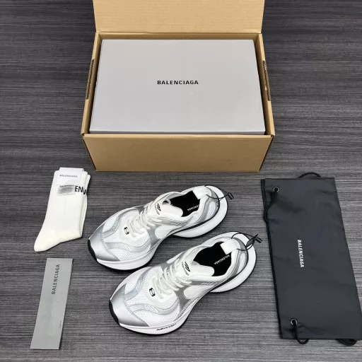Balenciaga Thirteenth Generation Silver Distressed Lightweight Breathable Running Shoes.Balenciaga's new design concept is lightweight and comfortable, and the retro distressing process makes the shoes more vintage. ZP original shoe development fabric is made of woven fabric and glue. The outsole is light, comfortable and wear-resistant.