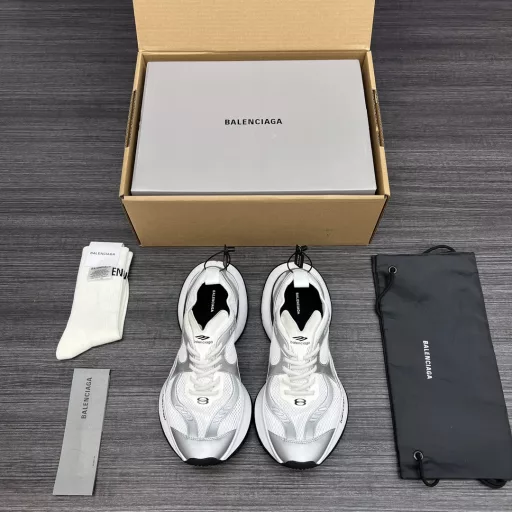 Balenciaga Thirteenth Generation Silver Distressed Lightweight Breathable Running Shoes.Balenciaga's new design concept is lightweight and comfortable, and the retro distressing process makes the shoes more vintage. ZP original shoe development fabric is made of woven fabric and glue. The outsole is light, comfortable and wear-resistant.