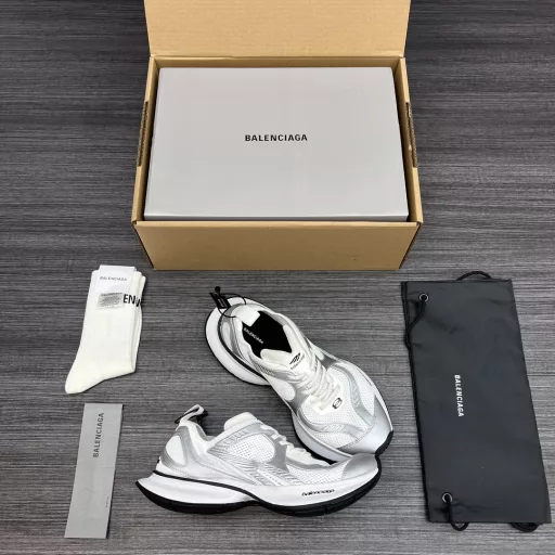 Balenciaga Thirteenth Generation Silver Distressed Lightweight Breathable Running Shoes.Balenciaga's new design concept is lightweight and comfortable, and the retro distressing process makes the shoes more vintage. ZP original shoe development fabric is made of woven fabric and glue. The outsole is light, comfortable and wear-resistant.