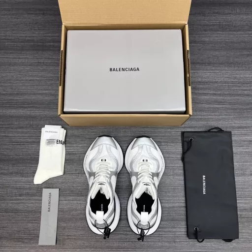 Balenciaga Thirteenth Generation Silver Distressed Lightweight Breathable Running Shoes.Balenciaga's new design concept is lightweight and comfortable, and the retro distressing process makes the shoes more vintage. ZP original shoe development fabric is made of woven fabric and glue. The outsole is light, comfortable and wear-resistant.