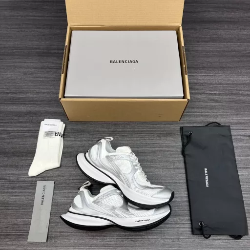 Balenciaga Thirteenth Generation Silver Distressed Lightweight Breathable Running Shoes.Balenciaga's new design concept is lightweight and comfortable, and the retro distressing process makes the shoes more vintage. ZP original shoe development fabric is made of woven fabric and glue. The outsole is light, comfortable and wear-resistant.