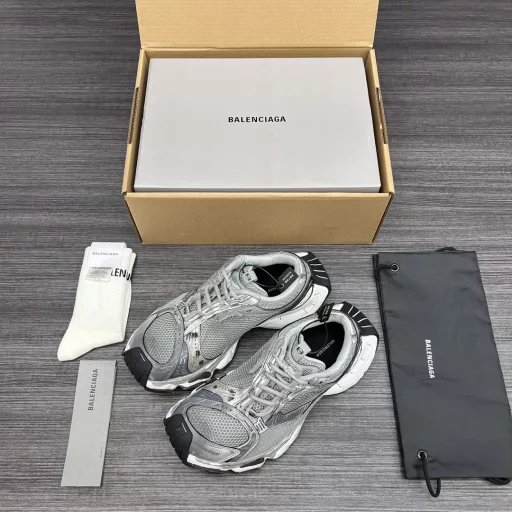 Balenciaga Stapler, the fourteenth generation of Balenciaga, is also known as the stapler model! The official 24ss spring and summer series is synchronized. While continuing the Balenciaga Runner outline and complex upper plastic structure, the heightened and widened outsole continues to continue the retro dad trend.