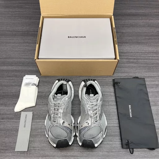 Balenciaga Stapler, the fourteenth generation of Balenciaga, is also known as the stapler model! The official 24ss spring and summer series is synchronized. While continuing the Balenciaga Runner outline and complex upper plastic structure, the heightened and widened outsole continues to continue the retro dad trend.