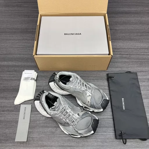Balenciaga Stapler, the fourteenth generation of Balenciaga, is also known as the stapler model! The official 24ss spring and summer series is synchronized. While continuing the Balenciaga Runner outline and complex upper plastic structure, the heightened and widened outsole continues to continue the retro dad trend.