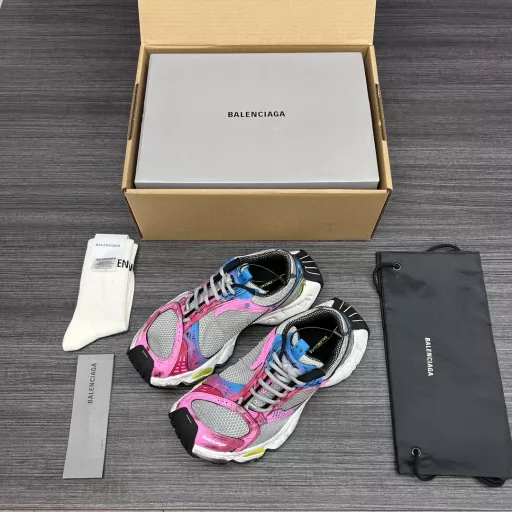 Balenciaga Stapler, the fourteenth generation of Balenciaga, is also known as the stapler model! The official 24ss spring and summer series is synchronized. While continuing the Balenciaga Runner outline and complex upper plastic structure, the heightened and widened outsole continues to continue the retro dad trend.