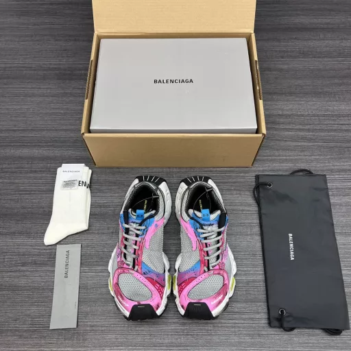 Balenciaga Stapler, the fourteenth generation of Balenciaga, is also known as the stapler model! The official 24ss spring and summer series is synchronized. While continuing the Balenciaga Runner outline and complex upper plastic structure, the heightened and widened outsole continues to continue the retro dad trend.