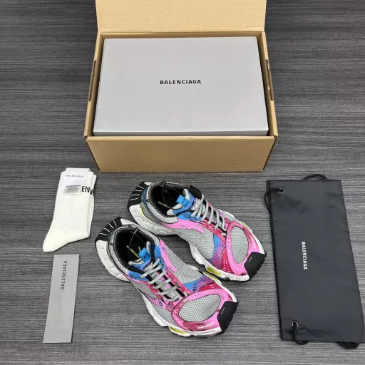 Balenciaga Stapler, the fourteenth generation of Balenciaga, is also known as the stapler model! The official 24ss spring and summer series is synchronized. While continuing the Balenciaga Runner outline and complex upper plastic structure, the heightened and widened outsole continues to continue the retro dad trend.