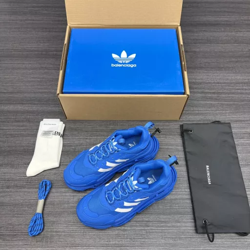 Balenciaga x Adidas 1.0 original sole eight-layer combination adidas x Balenciaga joint!The shoe model is one of Balenciaga's most popular models TRIPLE S.Compared with the official version, this time adidas seems to have replaced the mesh area above the Balenciaga logo with 