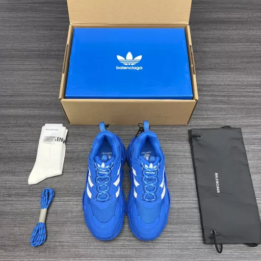 Balenciaga x Adidas 1.0 original sole eight-layer combination adidas x Balenciaga joint!The shoe model is one of Balenciaga's most popular models TRIPLE S.Compared with the official version, this time adidas seems to have replaced the mesh area above the Balenciaga logo with 