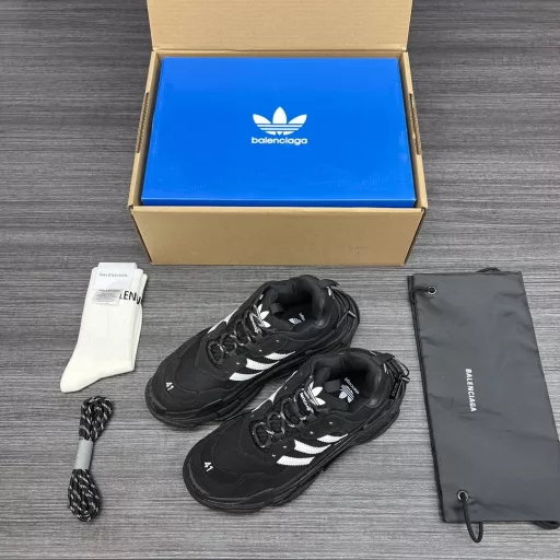 Balenciaga x Adidas 1.0 original sole eight-layer combination adidas x Balenciaga joint!The shoe model is one of Balenciaga's most popular models TRIPLE S.Compared with the official version, this time adidas seems to have replaced the mesh area above the Balenciaga logo with 