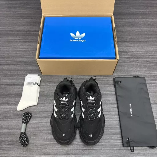 Balenciaga x Adidas 1.0 original sole eight-layer combination adidas x Balenciaga joint!The shoe model is one of Balenciaga's most popular models TRIPLE S.Compared with the official version, this time adidas seems to have replaced the mesh area above the Balenciaga logo with 