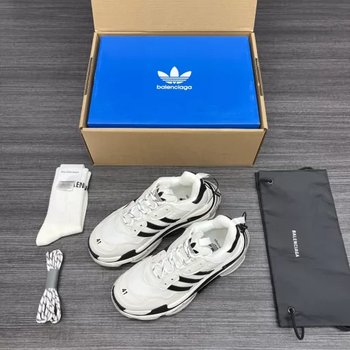 Balenciaga x Adidas 1.0 original sole eight-layer combination adidas x Balenciaga joint!The shoe model is one of Balenciaga's most popular models TRIPLE S.Compared with the official version, this time adidas seems to have replaced the mesh area above the Balenciaga logo with 