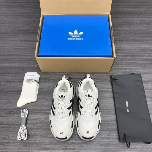 Balenciaga x Adidas 1.0 original sole eight-layer combination adidas x Balenciaga joint!The shoe model is one of Balenciaga's most popular models TRIPLE S.Compared with the official version, this time adidas seems to have replaced the mesh area above the Balenciaga logo with 