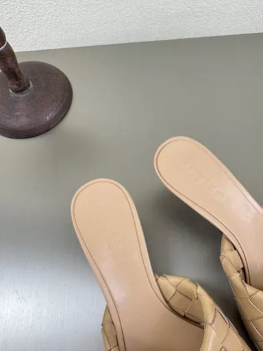 BV Blink series slippers15mm braided single shoes, hand-woven leatherVersion: gold braidedThis classic style is simply the latest ceiling of BVTwo-color color is versatile