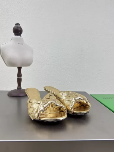 BV Blink series slippers15mm braided single shoes, hand-woven leatherVersion: gold braidedThis classic style is simply the latest ceiling of BVTwo-color color is versatile