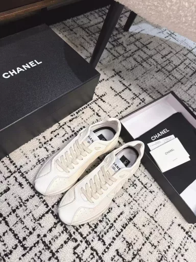 Chanel classic sneakersSuper internet celebrity series! Many internet celebrities wear them, and the counters are super popular〰️〰️The world of Chanel has always been a dream for girls. The simple partition design is super interpretation of multiple texture effects. The most eye-catching LOGO double C is also super loved. It looks good no matter how you match it with your feet, and the effect is completely amazing ✔✔✔I must recommend you to buy this one⚡️⚡️The upper is made of Bangladesh environmentally friendly leather and the original private model TPU outsole