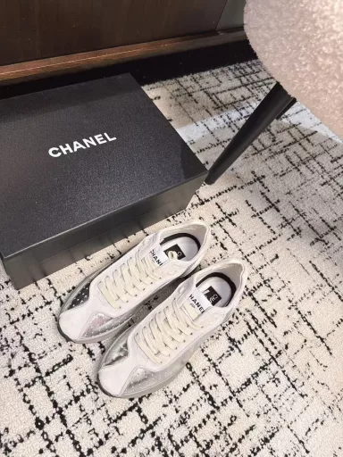 Chanel classic sneakersSuper internet celebrity series! Many internet celebrities wear them, and the counters are super popular〰️〰️The world of Chanel has always been a dream for girls. The simple partition design is super interpretation of multiple texture effects. The most eye-catching LOGO double C is also super loved. It looks good no matter how you match it with your feet, and the effect is completely amazing ✔✔✔I must recommend you to buy this one⚡️⚡️The upper is made of Bangladesh environmentally friendly leather and the original private model TPU outsole