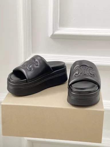 𝐂𝐄𝐋𝐈𝐍𝐄Thick-soled slippers make it as easy to grow taller as breathingEasily 5cm taller, lazy foot SS25 Block lambskin 🩴You will feel completely different when you wear it 😜Looking tall and thin, the proportion is particularly good (especially for short people, it can be matched with various small skirts in summer, and it is effortless to wear a hot girl feeling