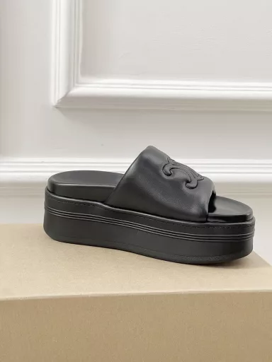 𝐂𝐄𝐋𝐈𝐍𝐄Thick-soled slippers make it as easy to grow taller as breathingEasily 5cm taller, lazy foot SS25 Block lambskin 🩴You will feel completely different when you wear it 😜Looking tall and thin, the proportion is particularly good (especially for short people, it can be matched with various small skirts in summer, and it is effortless to wear a hot girl feeling