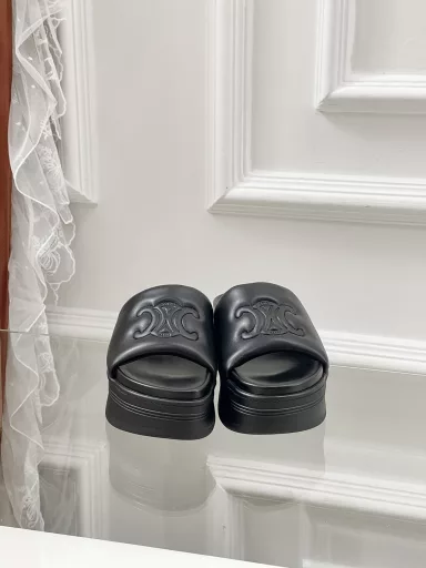 𝐂𝐄𝐋𝐈𝐍𝐄Thick-soled slippers make it as easy to grow taller as breathingEasily 5cm taller, lazy foot SS25 Block lambskin 🩴You will feel completely different when you wear it 😜Looking tall and thin, the proportion is particularly good (especially for short people, it can be matched with various small skirts in summer, and it is effortless to wear a hot girl feeling
