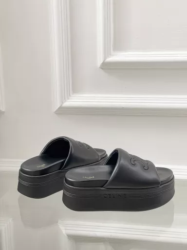 𝐂𝐄𝐋𝐈𝐍𝐄Thick-soled slippers make it as easy to grow taller as breathingEasily 5cm taller, lazy foot SS25 Block lambskin 🩴You will feel completely different when you wear it 😜Looking tall and thin, the proportion is particularly good (especially for short people, it can be matched with various small skirts in summer, and it is effortless to wear a hot girl feeling